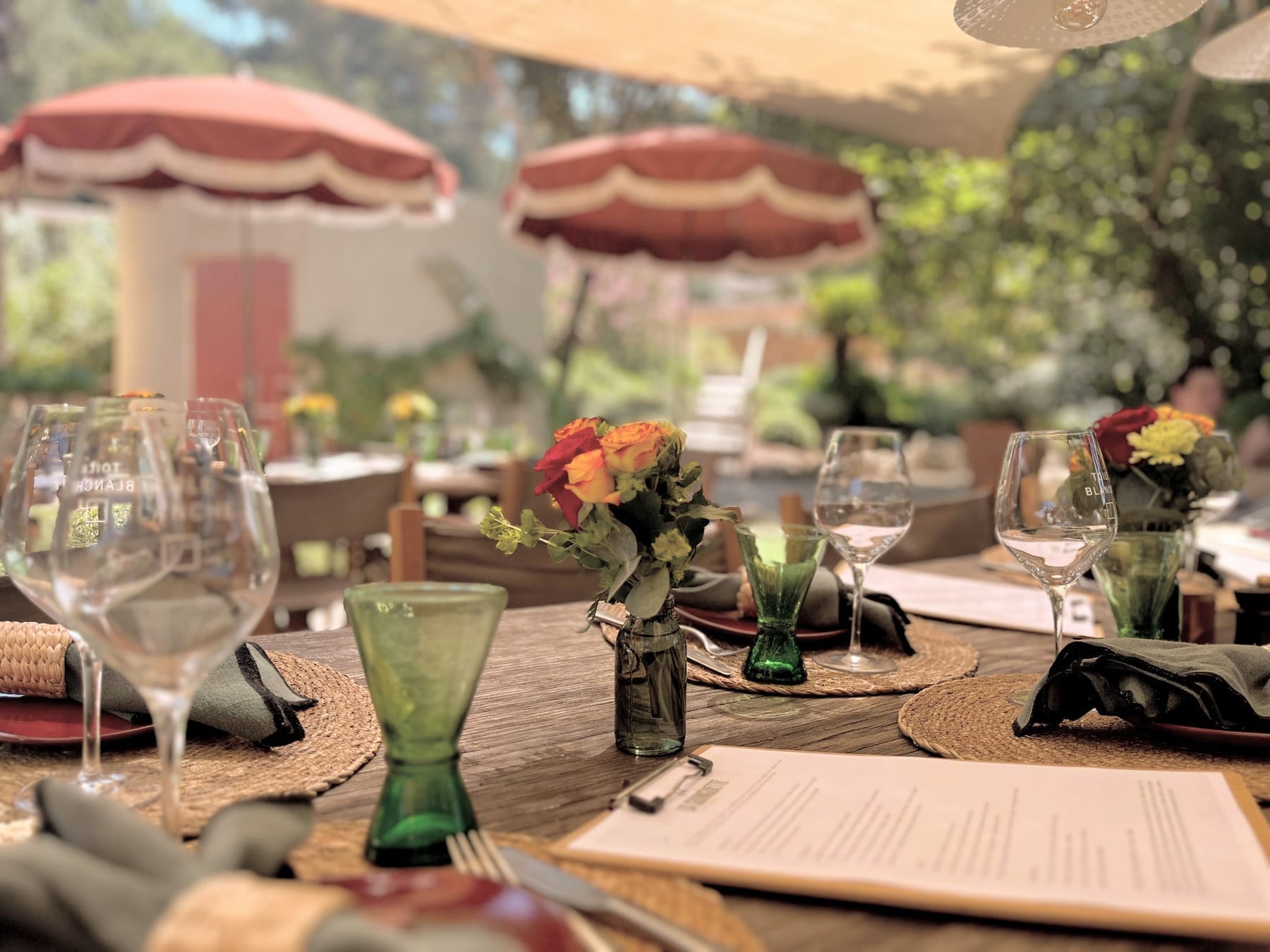 Poolside dining at Toile Blanche
